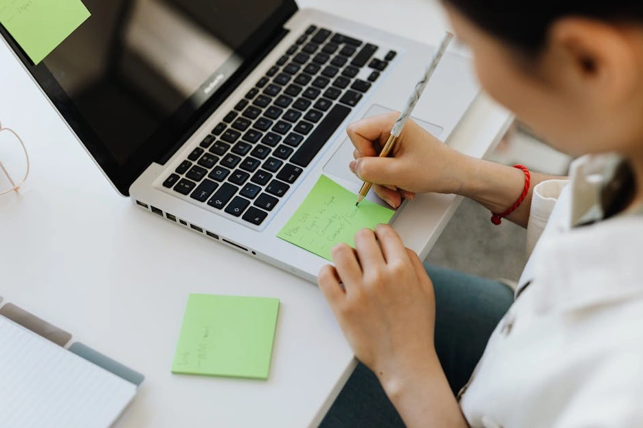 Osoba zapisující si cíle do diáře